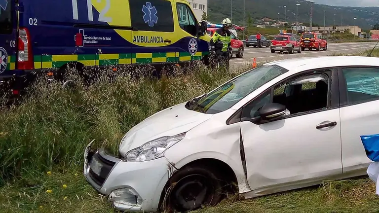 Trasladada una persona al Hospital García Orcoyen de Estella tras sufrir un accidente vial en Valle de Yerri. BOMBEROS DE NAVARRA
