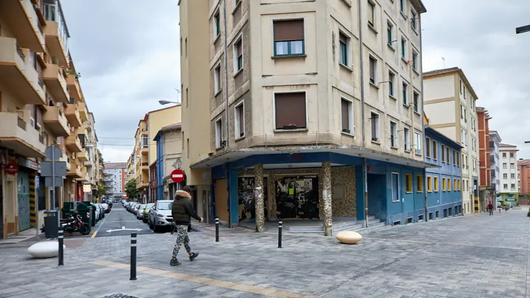 Edificio de los antiguos cines Guelbenzu en Pamplona. IÑIGO ALZUGARAY