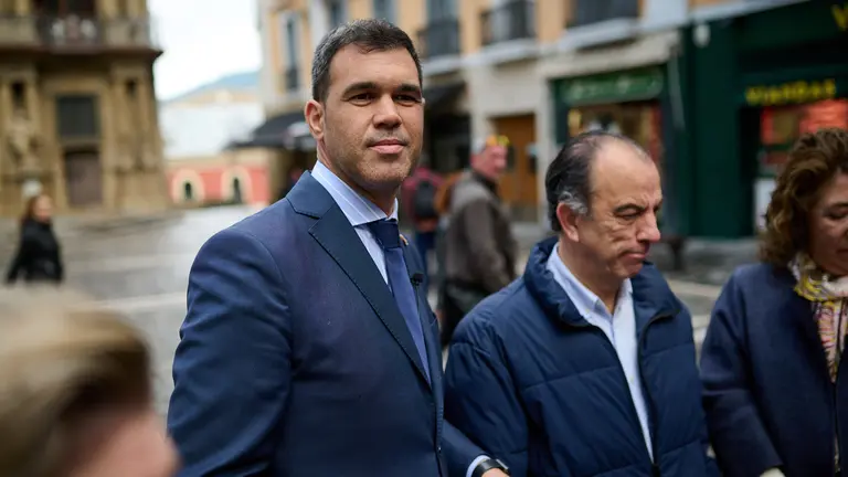 El candidato del PPN a la Presidencia del Gobierno de Navarra, Javier García, y el candidato a la Alcaldía de Pamplona, Carlos García Adanero, atienden a los medios de comunicación durante la campaña electoral. PABLO LASAOSA