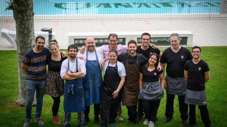 La plantilla de la nueva hostelería de Anaitasuna posa en sus instalaciones. ÓSCAR ANZAR (Anaitasuna)