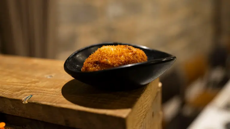 Presentación en el bar Iruñazarra de la VI Semana de la Croqueta, que se celebrará del 19 al 28 de mayo en 80 bares de la Comunidad foral. JASMINA AHMETSPAHIC