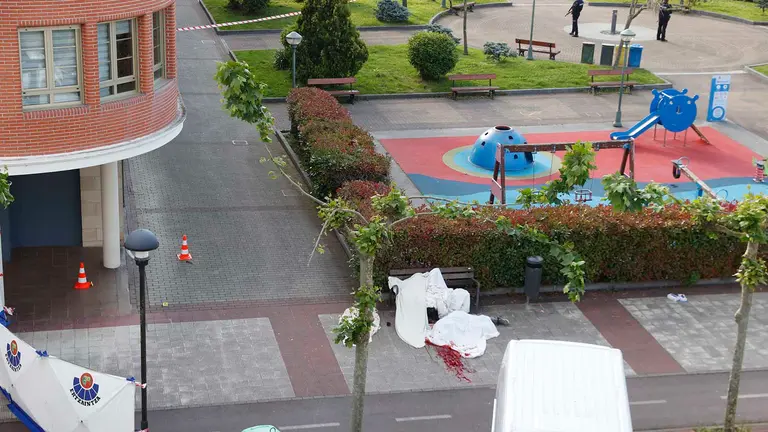 Dos personas han fallecido este martes como consecuencia de una explosión registrada al parecer en una calle del municipio guipuzcoano de Orio, ha informado el departamento vasco de Seguridad. EFE/Javier Etxezarreta CONTENIDO GRÁFICO