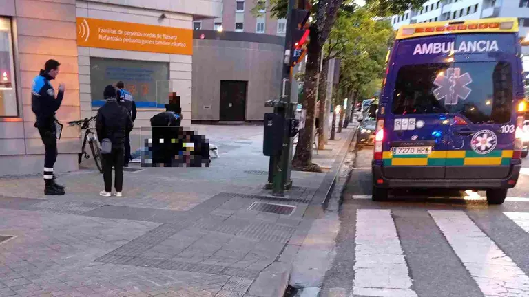 Los servicios sanitarios atienden al peatón herido en presencia de una patrulla de la Policía Municipal. POLICÍA MUNICIPAL DE PAMPLONA