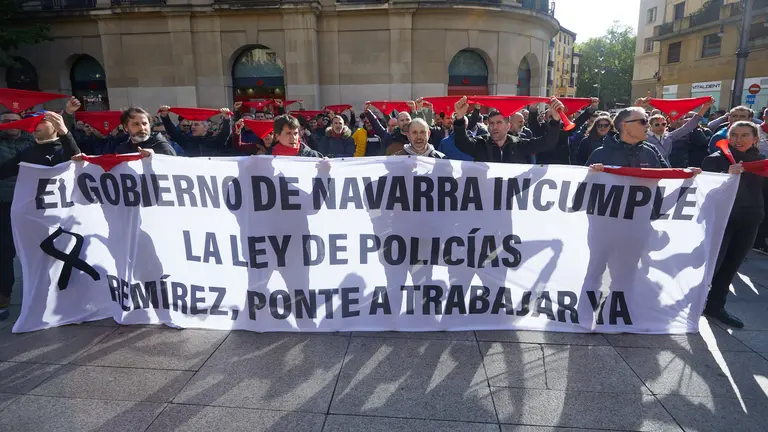 Concentración convocada por el movimiento asindical de Policía Foral para reclamar la aprobación "definitiva" del Reglamento y con la amenaza de huelga en Sanfermines de no ser así. IÑIGO ALZUGARAY
