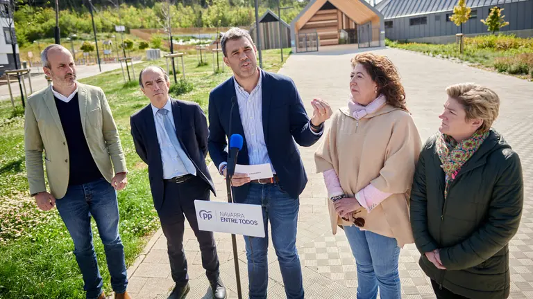 El candidato del PPN a la Presidencia del Gobierno de Navarra, Javier García, y el candidato a la Alcaldía de Pamplona, Carlos García Adanero, atienden a los medios de comunicación en las escuelas infantiles del Soto de Lezkairu. PABLO LASAOSA