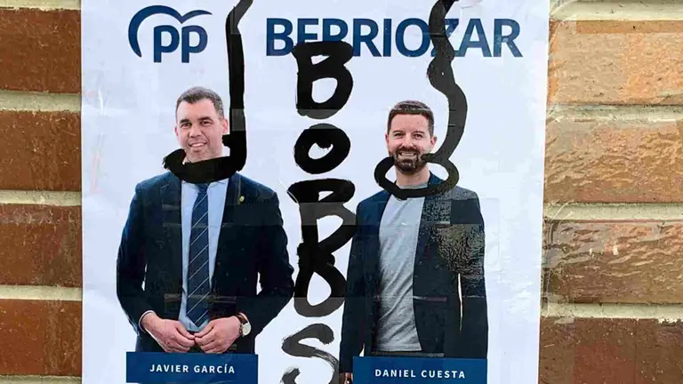 Cartel del PP de Navarra vandalizado en Berriozar en el que simulan el "ahorcamiento de sus candidatos".