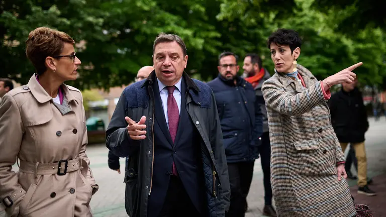 El ministro de Agricultura, Pesca y Alimentación, Luis Planas, la candidata del PSN a la Presidencia del Gobierno de Navarra, María Chivite, y la candidata socialista a la Alcaldía de Pamplona, Elma Saiz, de paseo por la parte vieja de Pamplona. PABLO LASAOSA