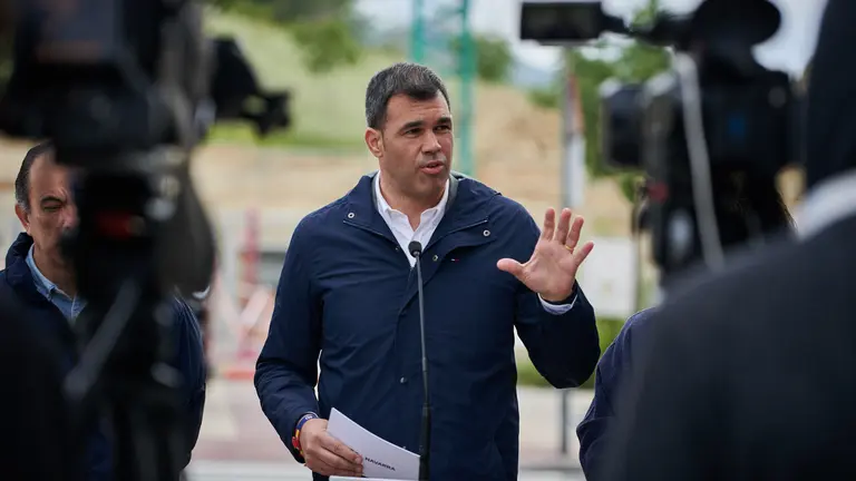 Carlos García Adanero y Javier García atienden a los medios de comunicación para hablar sobre vivienda en Ripagaina. PABLO LASAOSA