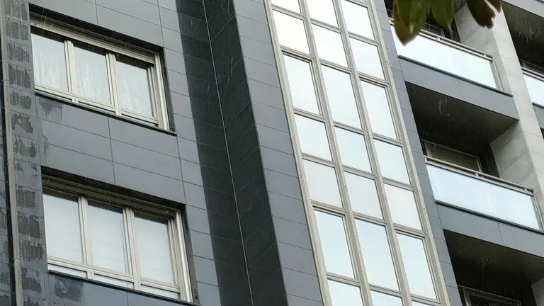 Edificio de la calle Facetos de Oviedo en el que murieron dos menores de 12 años, precipitadas por la ventana desde el cuarto piso. - EUROPA PRESS