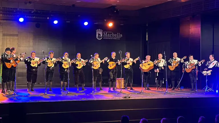 Imagen de la Tuna Antigua de Navarra durante un concierto de mayo en Marbella. CEDIDA