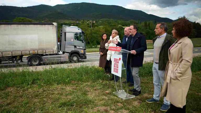 Javier Esparza junto a miembros de su candidatura en un acto de campaña a los pies de la N-121-A. UPN