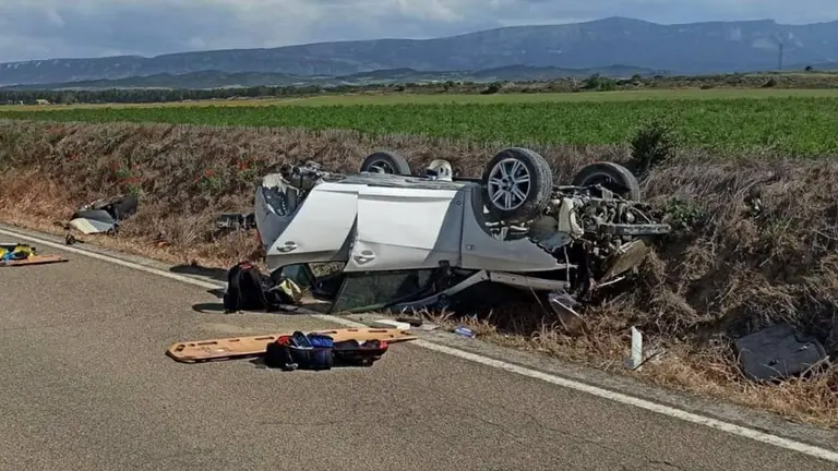 Herida leve una persona tras salir su vehículo de la vía y volcar entre Sangüesa y Sos del Rey Católico. BOMBEROS DE NAVARRA