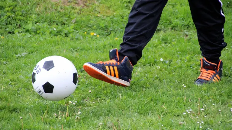 Imagen de archivo de un niño jugando con una pelota. ARCHIVO