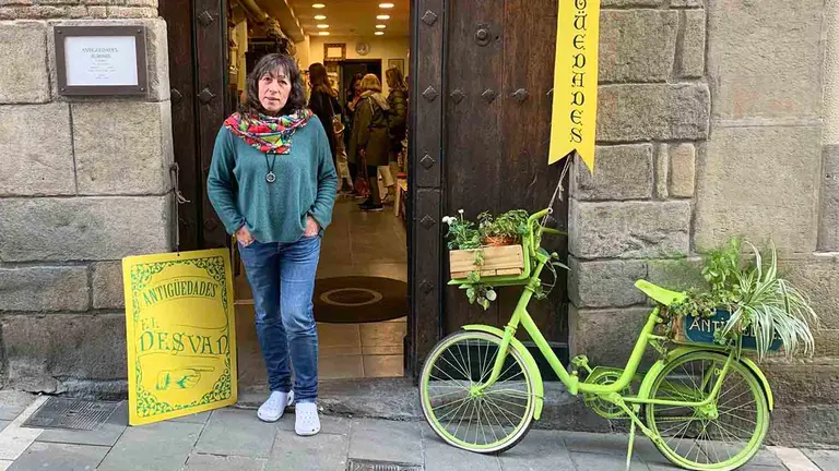 Tienda antigüedades El Desván en la calle Curia de Pamplona. Navarra.com