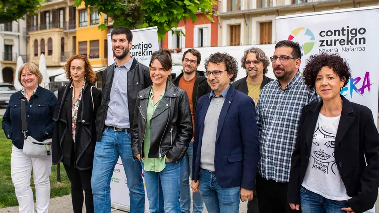 La candidata de Contigo Navarra a la Presidencia del Gobierno foral, Begoña Alfaro, el candidato a la Alcaldía de Pamplona, Txema Mauleón, y el número dos al Parlamento de Navarra, Carlos Guzmán, realizan declaraciones sobre vivienda. JASMINA AHMETSPAHIC