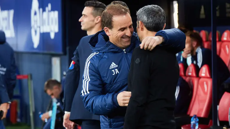 Jagoba Arrasate (entrenador CA Osasuna) y Ernesto Valverde (entrenador Athletic Club) durante el partido de la Liga Santander entre CA Osasuna y Athletic Club disputado en el estadio de El Sadar en Pamplona. IÑIGO ALZUGARAY
