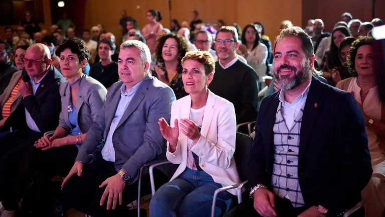 Acto de fin de campaña del PSN con María Chivite, Santos Cerdán y Elma Saiz. PABLO LASAOSA