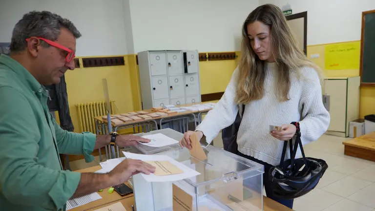 Inicio de la jornada electoral y de las votaciones en el Instituto Plaza de la Cruz de Pamplona. IÑIGO ALZUGARAY