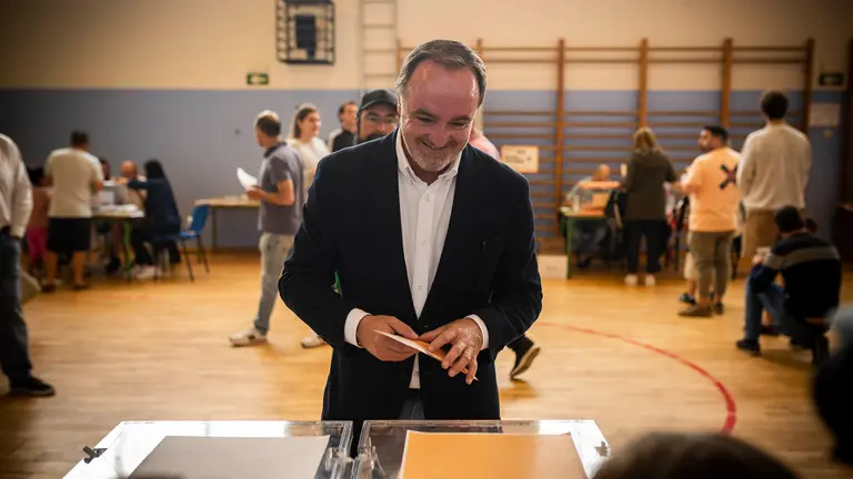 El candidato de UPN a la Presidencia del Gobierno de Navarra, Javier Esparza, acude a votar en el Colegio Público San Pedro. JASMINA AHMETSPAHIC
