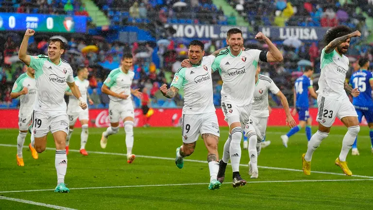 Los jugadores de Osasuna celebran el primer gol del equipo navarro durante el encuentro correspondiente a la jornada 37 de Primera División que disputan hoy domingo frente al Getafe en el Coliseum Alfonso Pérez, en la localidad madrileña. EFE / Borja Sánchez-Trillo.
