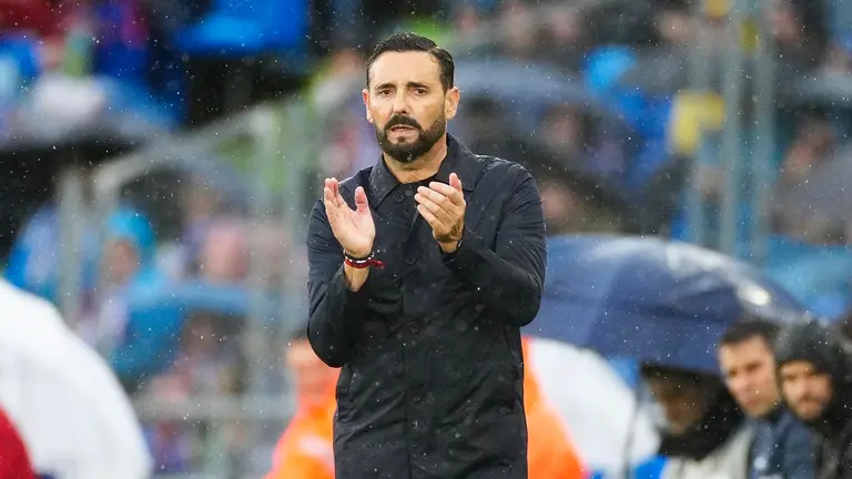 El entrenador del Getafe, José Bordalás, durante el encuentro correspondiente a la jornada 37 de Primera División que disputan ante Osasuna este domingo en el Coliseum Alfonso Pérez, en la localidad madrileña. EFE / Borja Sánchez-Trillo.