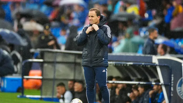 El entrenador del CA Osasuna Jagoba Arrasate durante el encuentro correspondiente a la jornada 37 de Primera División que disputan hoy domingo Getafe y Osasuna en el Coliseum Alfonso Pérez de Getafe. EFE / Borja Sánchez-Trillo.