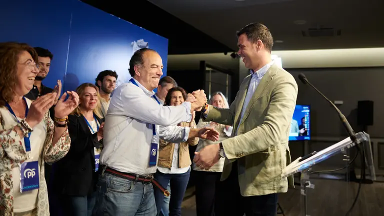 Javier García y Carlos García Adanero durante la noche electoral del 28M. PABLO LASAOSA