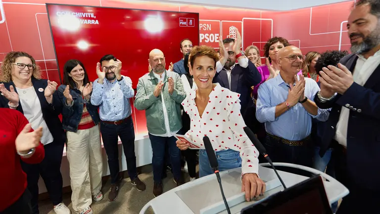 La presidenta del Gobierno de Navarra y candidata del PSN a la reelección, María Chivite, en la sede del partido tras los resultados de la noche electoral. IÑIGO ALZUGARAY