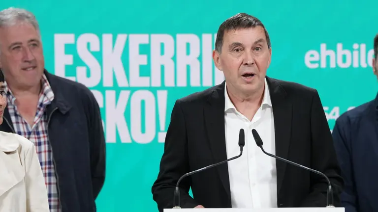 El coordinador general de EH Bildu, Arnaldo Otegi, junto al candidato navarro Joseba Asiron, en una comparecencia en la sede de la coalició soberanista en San Sebastián. UNANUE-EUROPA PRESS