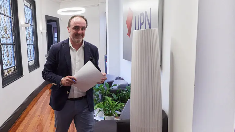Javier Esparza, presidente de UPN y candidato a la presidencia del Gobierno de Navarra atiende a los medios tras la reunión de la Ejecutiva de UPN para valorar los resultados electorales del 28-M. IÑIGO ALZUGARAY