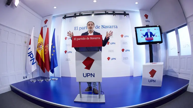 Javier Esparza, presidente de UPN y candidato a la presidencia del Gobierno de Navarra atiende a los medios tras la reunión de la Ejecutiva de UPN para valorar los resultados electorales del 28-M. IÑIGO ALZUGARAY
