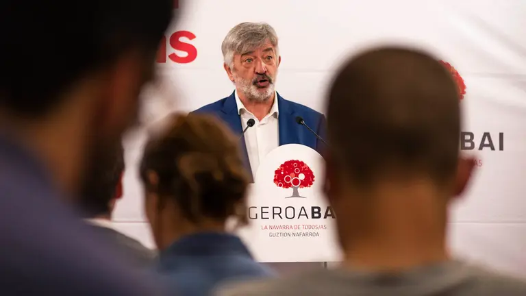 El candidato de Geroa Bai a la Alcaldía de Pamplona, Koldo Martínez, comparece en rueda de prensa. JASMINA AHMETSPAHIC