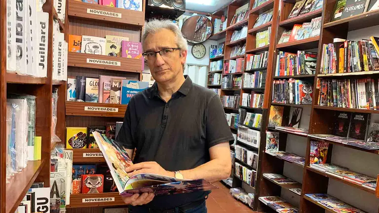 Julio Atienza en el interior de la tienda TBO en Pamplona. Navarra.com