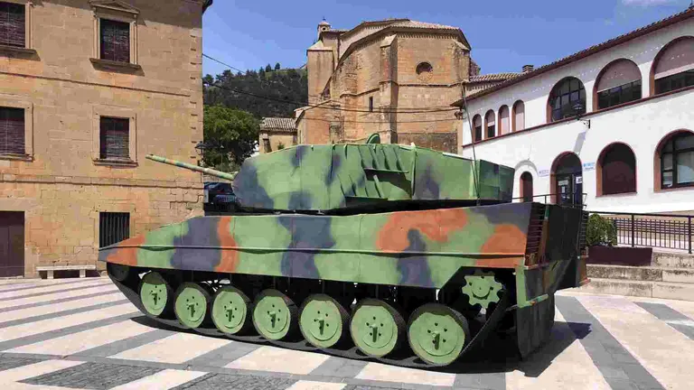 Un tanque hecho de material reciclado ha aparecido en la plaza de Añorbe. CEDIDA.