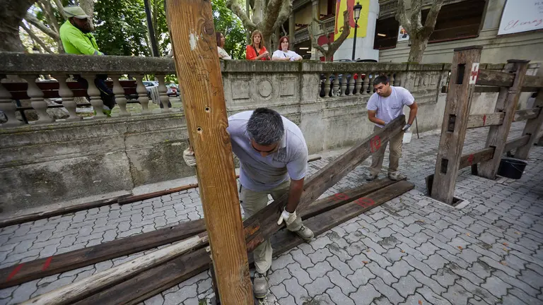 Operarios de la Carpintería Hermanos Aldaz han comenzado la instalación del vallado en el callejón de acceso a la Plaza de Toros para el encierro de las fiestas de San Fermín en Pamplona. IÑIGO ALZUGARAY
