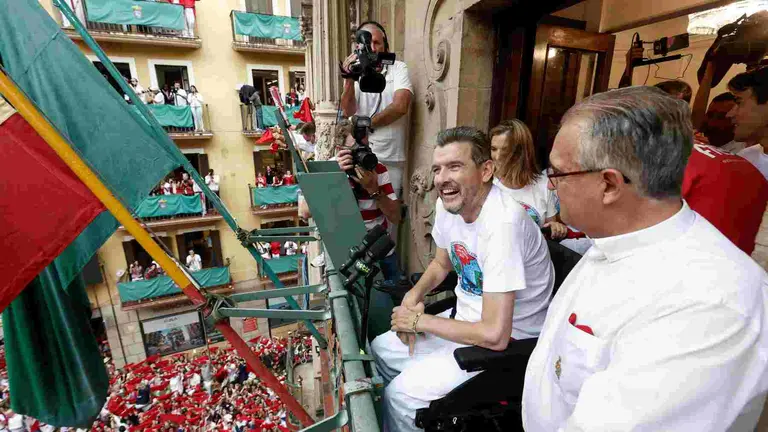 GRAF4122. PAMPLONA, 06/07/2022.- El exfutbolista, Juan Carlos Unzué (c) da el chupinazo desde el balcón del Ayuntamiento en la Plaza Consistorial de Pamplona este miércoles dando comienzo a los Sanfermines 2022. EFE/Jesús Diges
