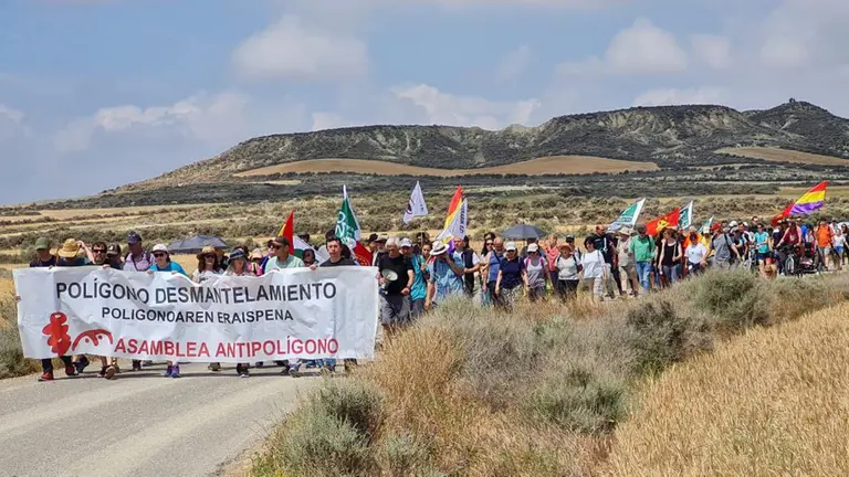 Marcha para reclamar el desmantelamiento del polígono de tiro de las Bardenas. ASAMBLEA ANTIPOLÍGONO