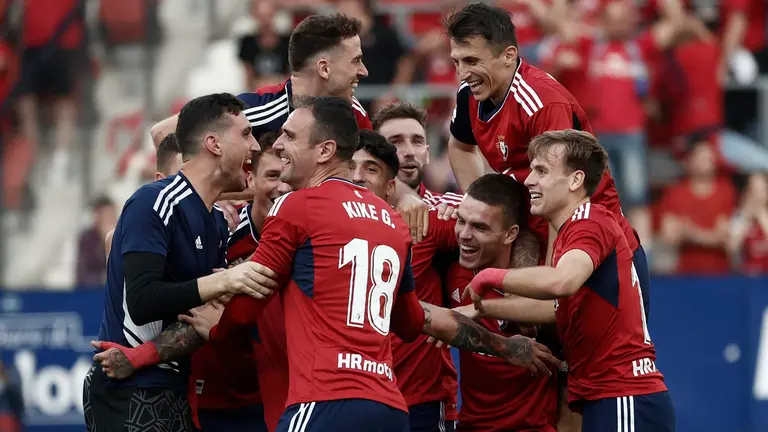 Los jugadores de Osasuna celebran su clasificación para la Liga Europa Conferencia, al término del partido de Liga en Primera División que Osasuna y Girona han disputado este domingo en el estadio de El Sadar, en Pamplona. EFE/Jesús Diges