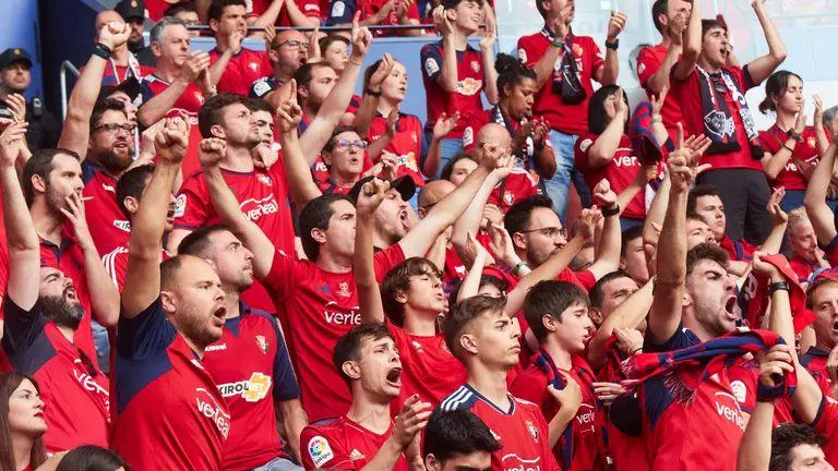La grada del estadio de El Sadar durante el partido de la Liga Santander entre CA Osasuna y Girona FC disputado en Pamplona. IÑIGO ALZUGARAY