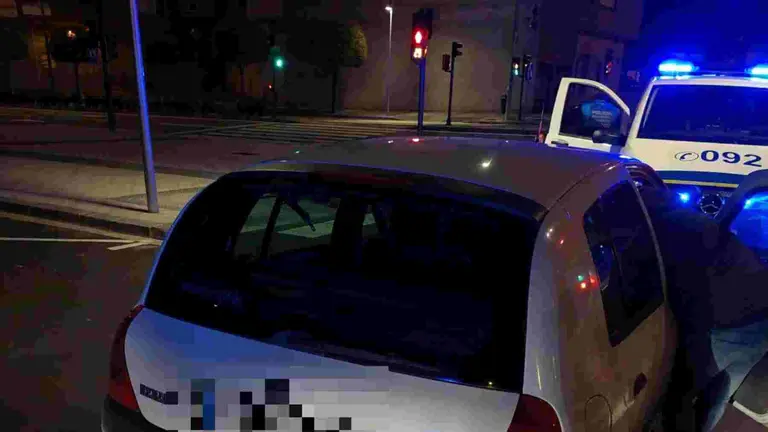 Un coche patrulla de la Policía Municipal de Pamplona ante un vehículo. POLICÍA MUNICIPAL DE PAMPLONA