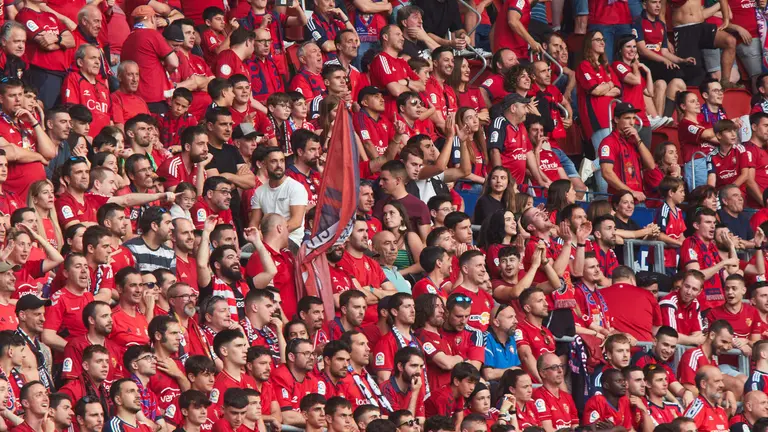 La grada del estadio de El Sadar durante la celebración de la clasificación de Osasuna para la Conference League tras la victoría frente al Girona FC (2-1) en el último partido de la Liga Santander en Pamplona. IÑIGO ALZUGARAY