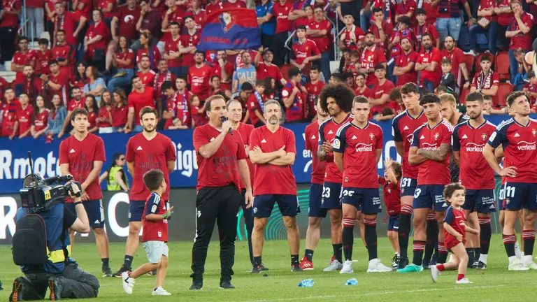 Jagoba Arrasate (entrenador CA Osasuna) durante la celebración de la clasificación de Osasuna para la Conference League tras la victoría frente al Girona FC (2-1) en el último partido de la Liga Santander disputado en el estadio de El Sadar en Pamplona. IÑIGO ALZUGARAY