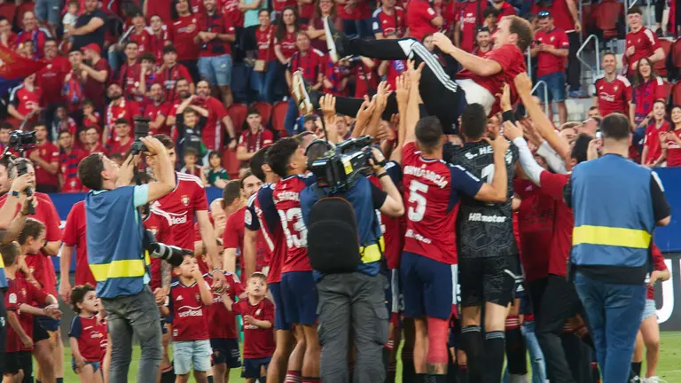 Celebración de la clasificación de Osasuna para la Conference League tras la victoría frente al Girona FC (2-1) en el último partido de la Liga Santander disputado en el estadio de El Sadar en Pamplona. IÑIGO ALZUGARAY