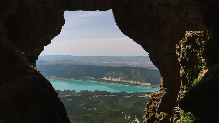 Imagen de la ruta del 'Paso del Oso' en la Sierra de Leyre en Navarra. Yon Garin
