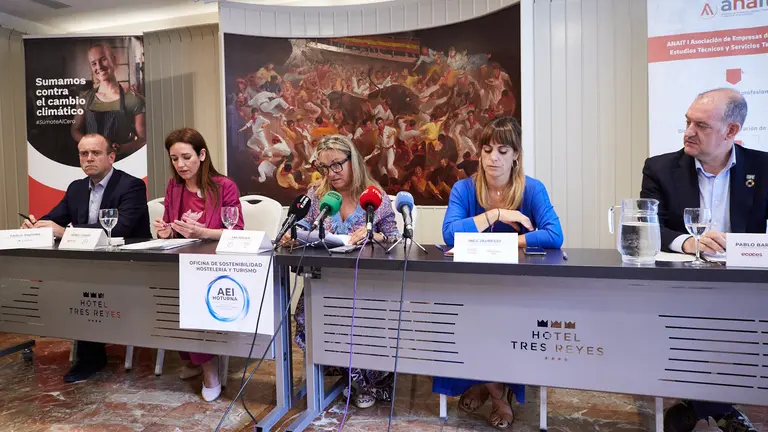 Presentación de la Oficina de Sostenibilidad de Turismo de Navarra. Intervienen Ana Beriain, presidenta de la Agrupación Empresarial Innovadora HOTURNA y de la Asociación de Hostelería y Turismo de Navarra; Pablo Barrenechea, director de Acción Climática de ECODES; e Inés Jáuregui, Gestora de Comunicación de Coca-Cola Europacific Partners (CCEP). IÑIGO ALZUGARAY