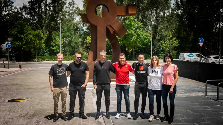 Salida de una expedición, organizada por la Fundación Enfermeras de Navarra, para impulsar en Ucrania un proyecto de campamentos de fútbol para niños y niñas. JASMINA AHMETSPAHIC