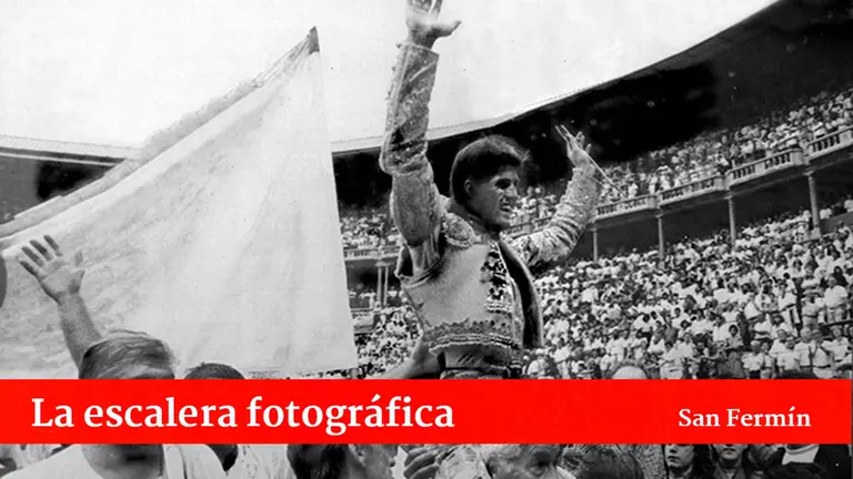 Espartaco sale a hombre de la plaza de toros de Pamplona en 1990. Cedida por el autor.