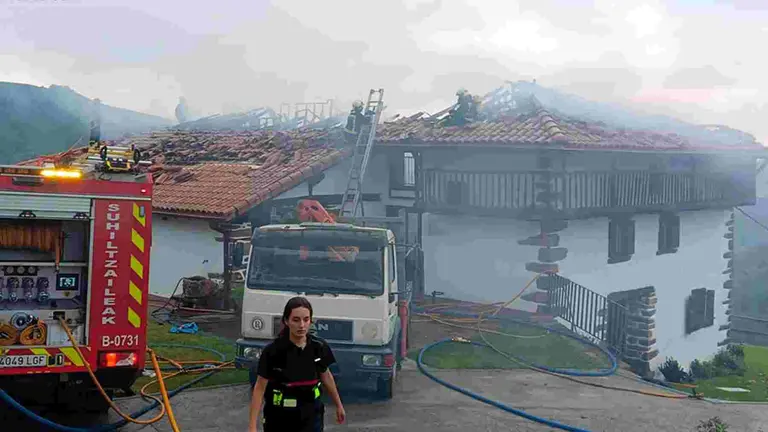 La estructura de la vivienda de Echalar quedó muy dañada como consecuencia del incendio provocado por un rayo. BOMBEROS DE NAVARRA