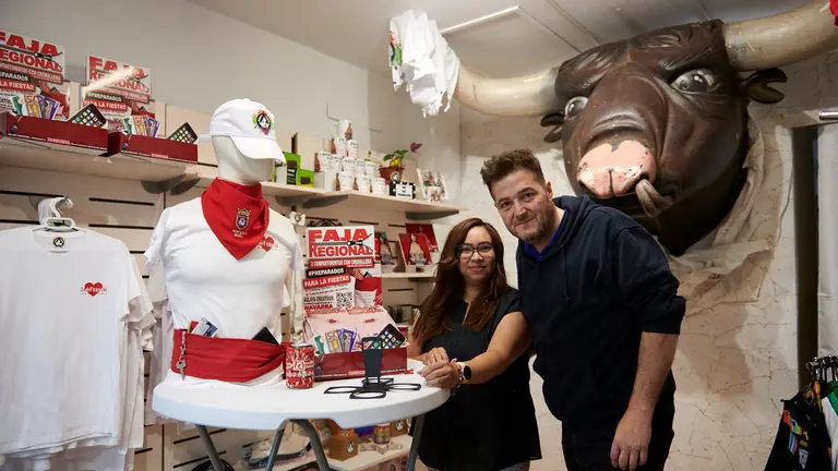 Abel Lafuente y Scartett Guadamuz comercializan una novedosa faja riñonera con sistema antirrobo en la calle Mayor de Pamplona. IRANZU LARRASOAÑA