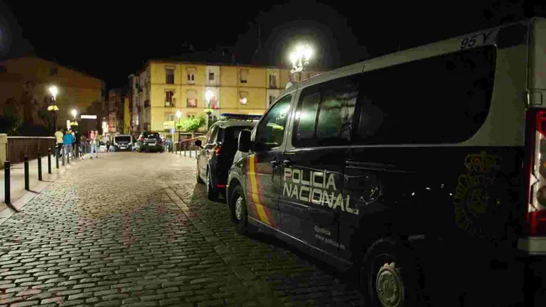 Efectivos de la Policía Nacional ante el domicilio de la familia atrincherada en Miranda de Ebro.  David Pérez-Cejuela/ EFE